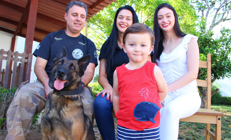 Cadela policial da PCPR se aposenta e ganha novo lar Cadela policial da PCPR se aposenta e ganha novo lar