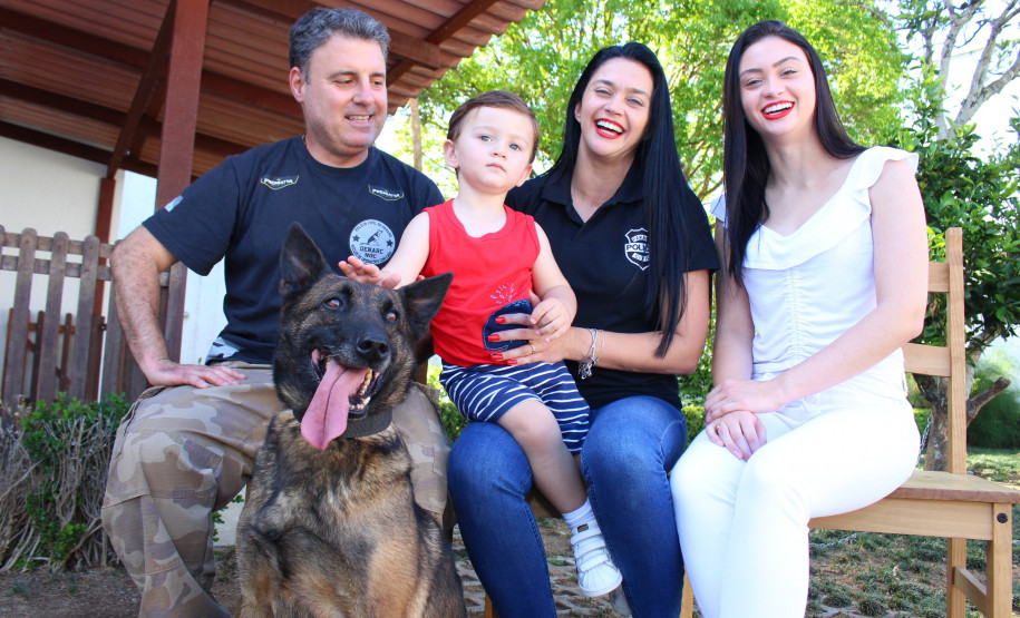 Cadela policial da PCPR se aposenta e ganha novo lar Cadela policial da PCPR se aposenta e ganha novo lar