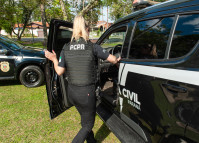 Policial civil entrando em viatura