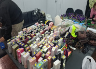 PCPR prende três pessoas e apreende diversos perfumes falsificados em Curitiba 