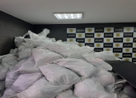 PCPR e Receita Federal prende homem em flagrante e apreendem grande quantidade de produtos falsificados, em Curitiba