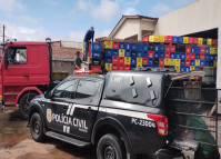PCPR realiza descarte de cervejas falsificadas apreendidas em operação policial em Quatro Barras