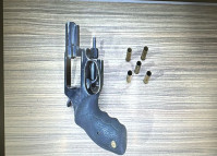 PCPR e PMPR prendem homem em flagrante por porte ilegal de arma de fogo em Jacarezinho