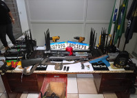 PCPR e PMPR prendem homem em flagrante e cumprem mandados de busca referentes a roubos em Uraí