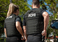 A Polícia Civil do Paraná (PCPR) divulgou, nesta segunda-feira (18), a foto de um homem, foragido da Justiça pelo homicídio que vitimou Alisson da Maia, na quarta-feira (6), em Fazenda Rio Grande, na Região Metropolitana de Curitiba.  Conforme apurado a vítima estava descansando embaixo de uma árvore quando foi atingida por disparos de arma de fogo.  De acordo com o delegado da PCPR Paulo Cesar Eugenio Ribeiro, as investigações apontam que o crime teria relação com um homicídio ocorrido em 2024, quando o pa