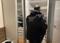 A Polícia Civil do Paraná (PCPR) prendeu, nas primeiras horas desta quinta-feira (10), três pessoas suspeitas de participação no homicídio de Rafael Mendes da Rocha, que foi morto dentro de seu próprio veículo. A investigação apontou que o crime foi planejado e tem relação com o tráfico de drogas. 
