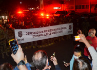 Nove viaturas da PCPR e 30 policiais civis se colocaram a postos em frente ao HT, elevando uma faixa com a frase: “Obrigado aos profissionais de saúde. Estamos junto nesta luta!”